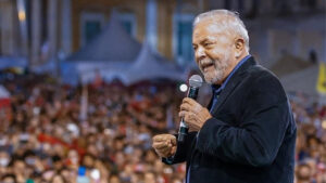 Lula internado para retirada de uma lesão na laringe