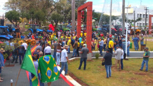 Tratoraço em Assis Chateaubriand mostra a força do agronegócio, seu patriotismo e faz emoção tomar conta de avenida