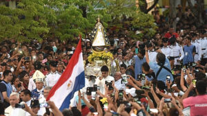 Multidão de fiéis paraguaios celebram o dia da padroeira Virgem de Caacupé