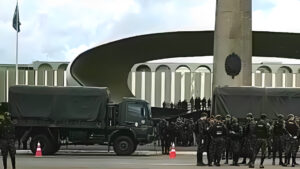 Patriotas mais uma vez chegam à Brasília e lotam frente de QG do Exército; “rezem por nossos irmãos”