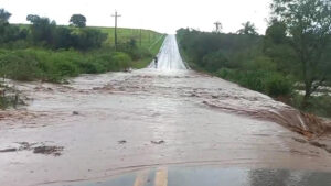 Rodovia PR-082 atingida por transbordamento nesta segunda-feira (30), já está sendo monitorada pelo DER/PR