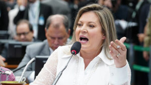 Sabendo que seria expulsa do partido, Joice Hasselmann se antecipa e sai do PSDB