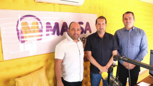 Prefeito em exercício Cloves Angeleli e deputado estadual Marcel Micheletto visitam Rádio Massa FM