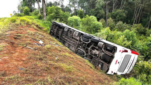 Criança de três anos e sua mãe estão entre as sete vítimas fatais de acidente com ônibus