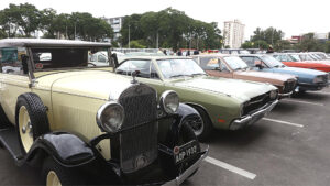 Em comemoração de um ano da placa preta no Paraná, mais de 100 carros antigos são reunidos em Curitiba