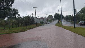 Chuva provoca alagamento em Assis Chateaubriand (Vídeo & Fotos)