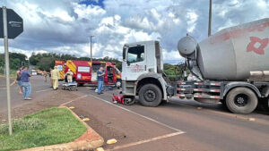 Mulher morre no anel viário em Marechal após colisão de moto com caminhão