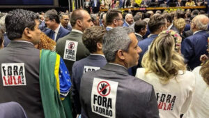 Durante posse, deputados exibem ‘Fora Lula’ e ‘Fora Ladrão’