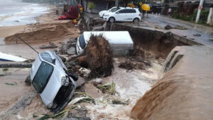 Chuva castiga litoral de São Paulo, deixa 3 mortos e interdita estradas (Veja as fotos)