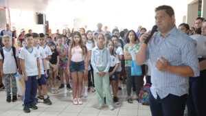 Prefeito Valtinho participa de ato de início de aulas da Rede Municipal de Ensino