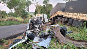 Duas pessoas morrem em grave acidente entre caminhão e picape na PR-182