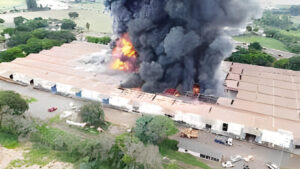 Incêndio de grandes proporções atinge antigo barracão do IBC em Astorga