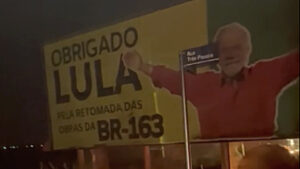 Outdoor com mensagem de agradecimento a Lula é incendiado em Marechal