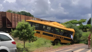 Câmera registra momento do acidente entre trem e ônibus da Apae em Jandaia do Sul