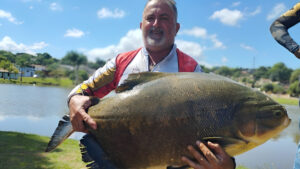 Tambaqui de 30 kg é pego em Lago de Borrazópolis