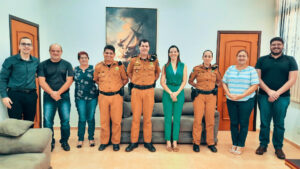 Presidente da Câmara Municipal recebe visita de comandante e outros representantes do 31º BPM