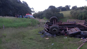 Caminhão sai da pista, capota em ribanceira e motorista morre