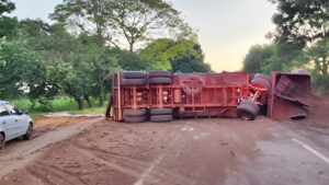 PR-323 é interditada após caminhão tombar no trecho entre Cafezal do Sul e Iporã