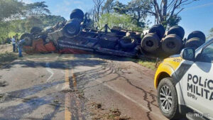 Duplo acidente: Carreta tomba na PR-488; caminhão perde o freio e bate em carreta tombada