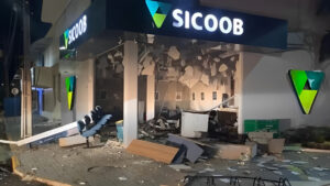 Explosões destroem agência do Sicoob em Nova Santa Rosa