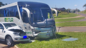 Ônibus de transporte de trabalhadores e caminhonete colidem no trevo de Alto Piquiri