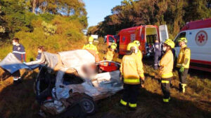 Colisão entre carro e caminhão na BR-282 em SC deixa duas pessoas mortas