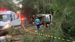 Motorista fica preso nas ferragens após caminhão de leite tombar no Paraná