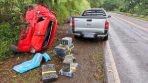 Durante fuga, veículo carregado com droga capota na PR-317