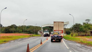 Acidente na BR-487 fecha divisa ente Paraná e Mato Grosso do Sul