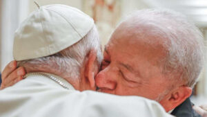 Lula e Francisco se encontram no Vaticano, antes o argentino havia recebido ditador cubano