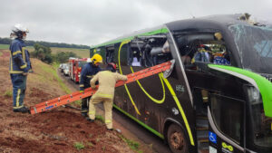 Passageiros de ônibus ficam feridos após peça que se soltou de caminhão atingir o coletivo