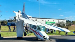 Avião de pequeno porte cai em avenida de distrito de União da Vitória, no PR