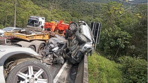 Caminhão perde freio, atinge 14 veículos e deixa vários feridos no Paraná (vídeo e fotos)