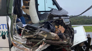 Grave acidente na BR-467 em Cascavel, envolve ônibus com pacientes e carreta