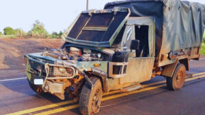 Veículo do Exército colide em Fiat Strada em Missal, no Paraná