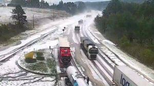 Chuva de granizo transforma paisagem de cidades em SC