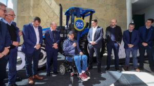 New Holland lança primeiro trator com acessibilidade