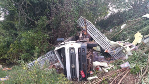 Pneu explode, motorista perde o controle da direção e caminhão cai em ribanceira próximo a Formosa do Oeste no Paraná (Vídeo)