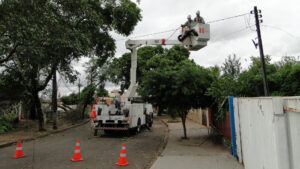 Equipes da Copel trabalham para restabelecer o fornecimento de energia em cerca de 15,3 mil unidades