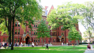 Universidade de Harvard perde patrocínio milionário após carta de alunos condenando Israel na luta contra o terrorismo