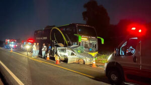 Acidente entre ônibus e automóvel deixa uma pessoa morta e quatro feridas no Paraná