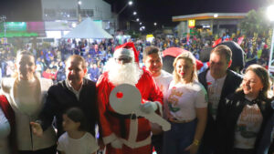 Abertura do ‘Natal Luz’ em Assis Chateaubriand tem milhares de pessoas, chegada do Papai Noel e anúncio de milhões em investimentos