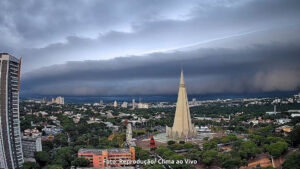 Câmera registra formação de Shelf Cloud no céu de Maringá (Vídeo)