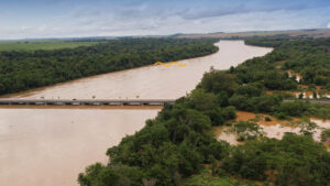 Ponte do Rio Ivaí é bloqueada na PR-323, entre Doutor Camargo e Jussara