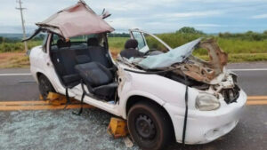 Após grave acidente, socorristas retiram vítimas das ferragens na PR-323