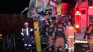 Acidente envolvendo ônibus que saiu de Foz e caminhão deixa vários feridos em Arapongas no PR