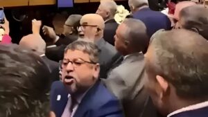 Deputado que é vice-presidente do PT desfere tapa no rosto de parlamentar (Vídeo)