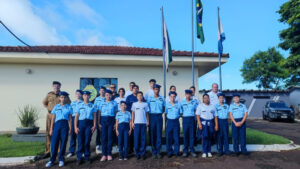 Jovens estudantes do Colégio Cívico-Militar Teotônio Vilela visitam o 31º BPM em Assis Chateaubriand