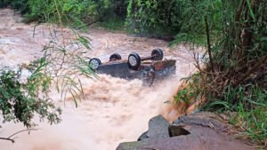 Veículo é arrastado pela correnteza e cai em cachoeira de rio em Toledo