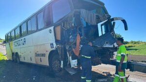 Motorista de ônibus morre ao bater em traseira de caminhão parado no acostamento no PR